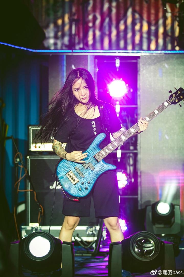 有哪些高颜值的摇滚乐手?