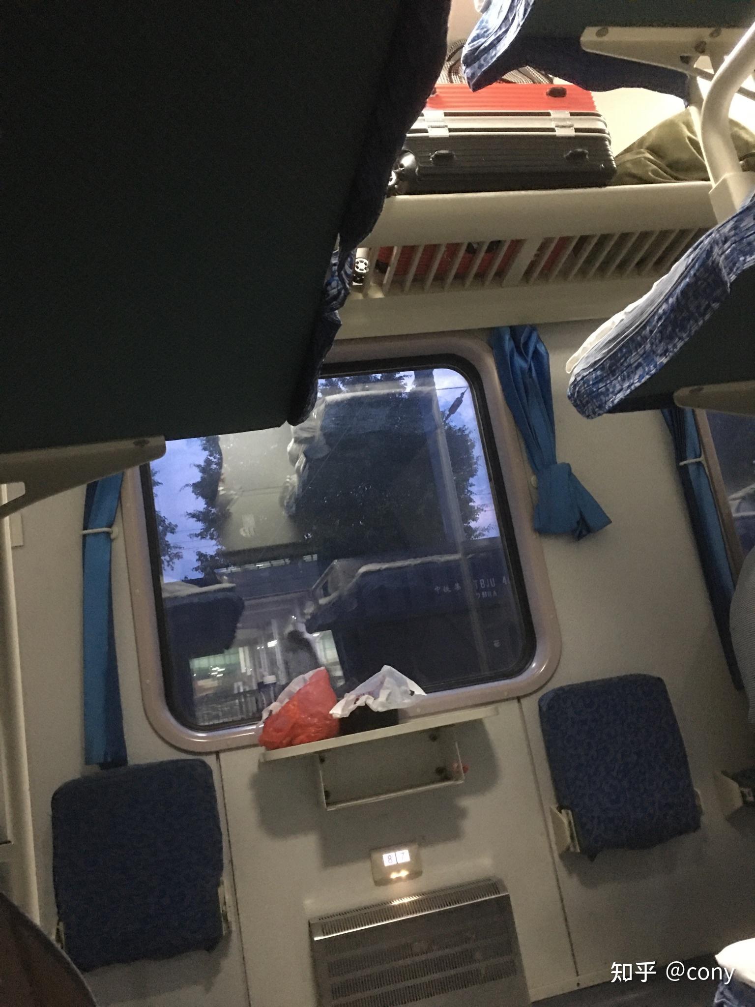 火车内部硬卧图片