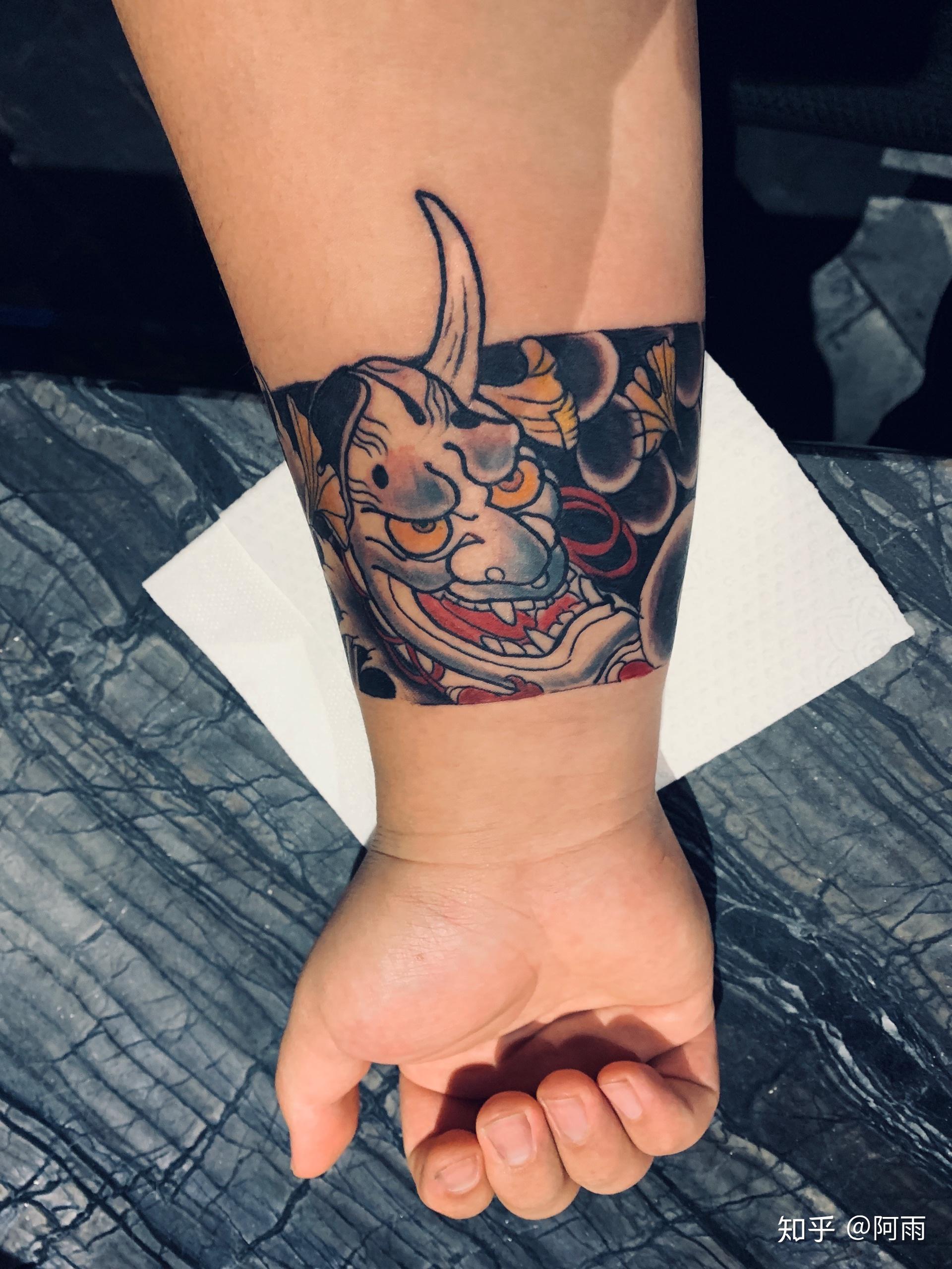 臂环纹身1200算贵吗? - 知乎