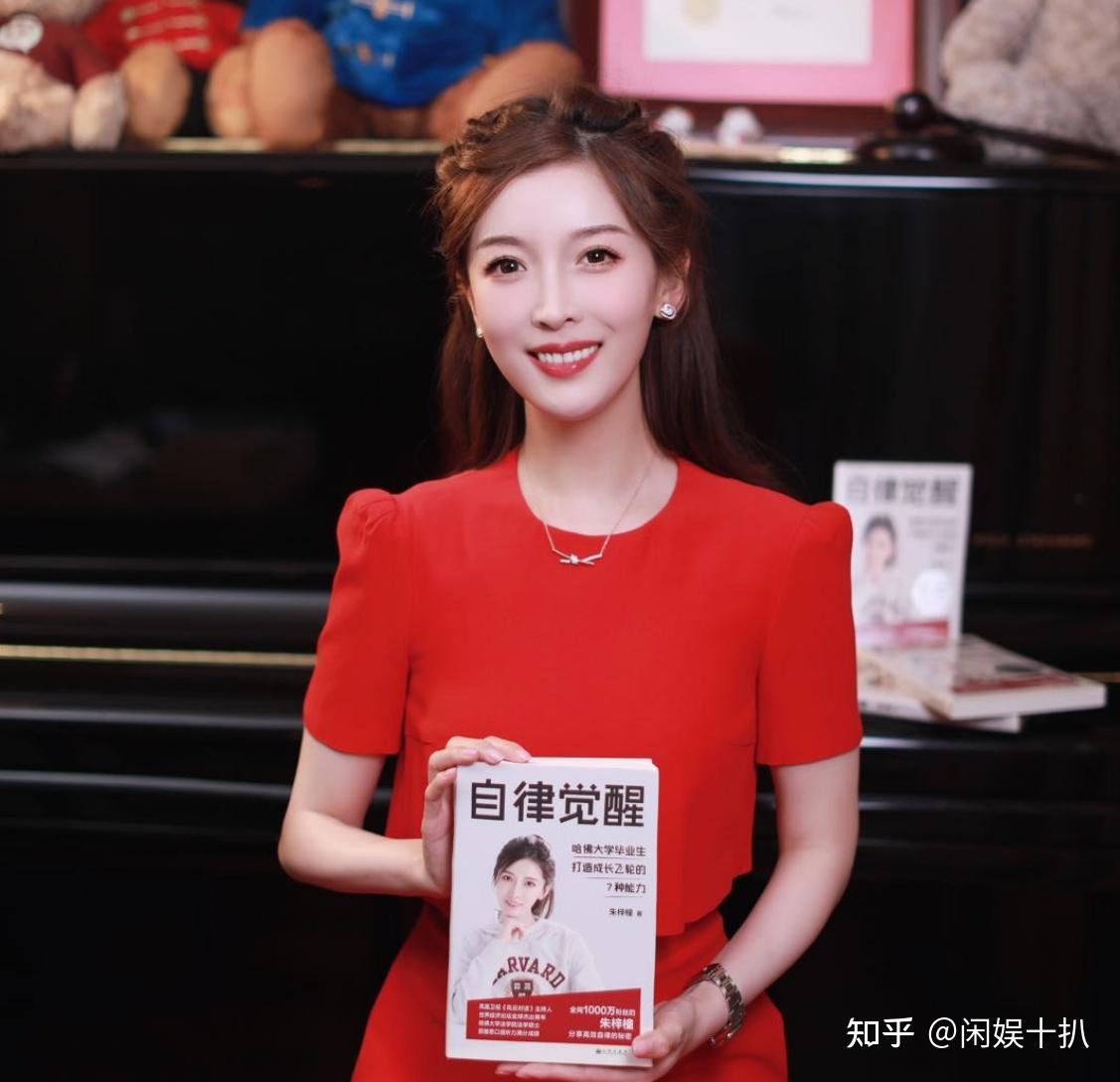 2017年1月,24岁的朱梓橦就加盟了凤凰卫视中文台