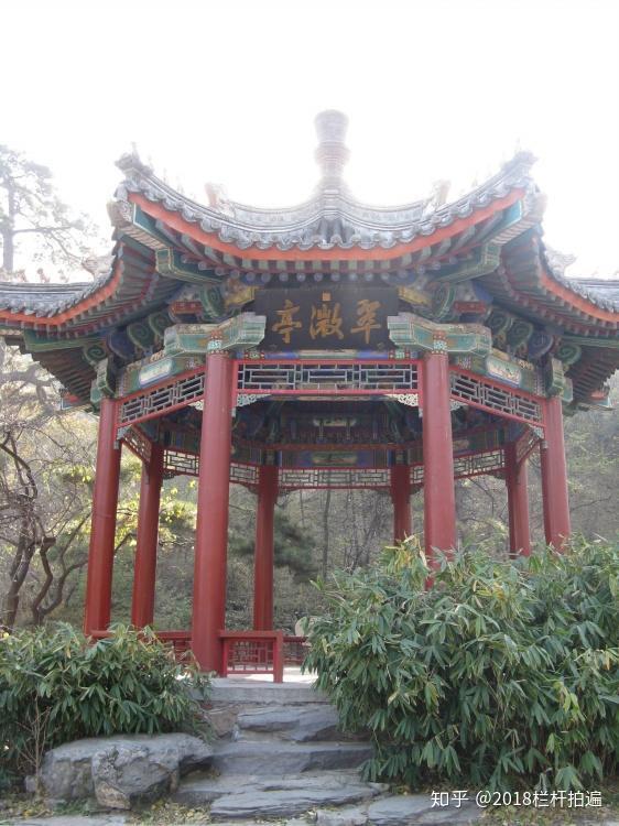 下图,翠微亭内的乾隆题诗下图,"知乐濠"简介下图,知乐濠,位于古香山寺