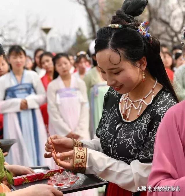 從祭祭拜花神祭拜團祭拜才藝展示遊戲互動同袍進行佔花名遊戲同袍一同