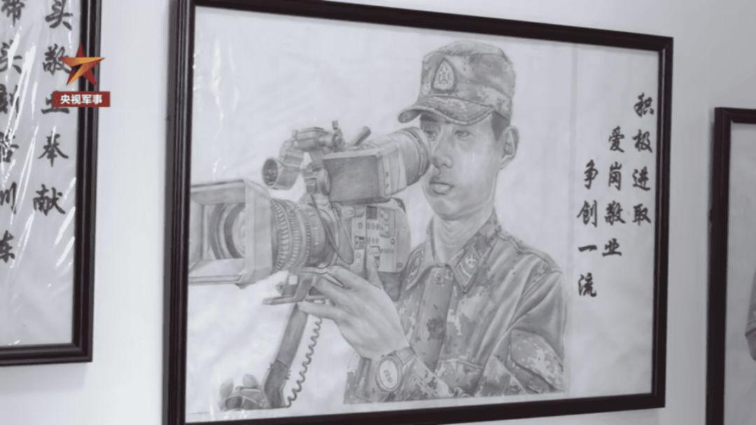 艺术升阅兵场上兵哥哥画的半身人像素描感动了所有人