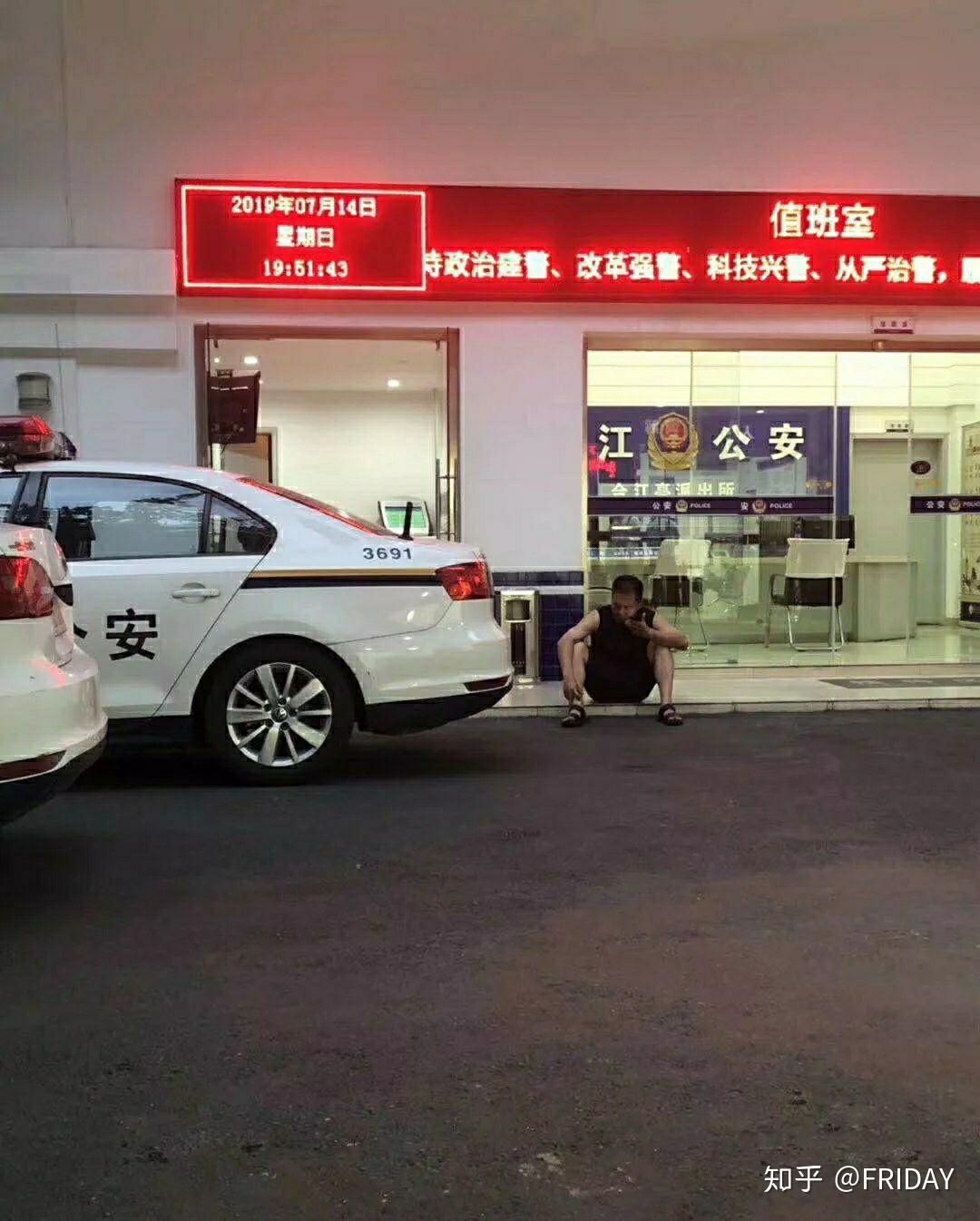 后续更新:成都饼干已于14号下午在成都市锦江区合江亭派出所投案自首