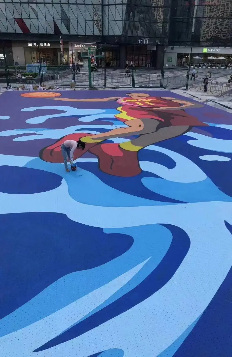 除了抢眼的艺术涂鸦外,球场是由英利奥ses橡胶弹性地板拼装而成,球场