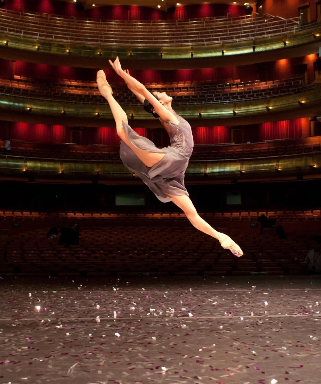 如今43岁的她,依旧在芭蕾的世界里闪闪发光.