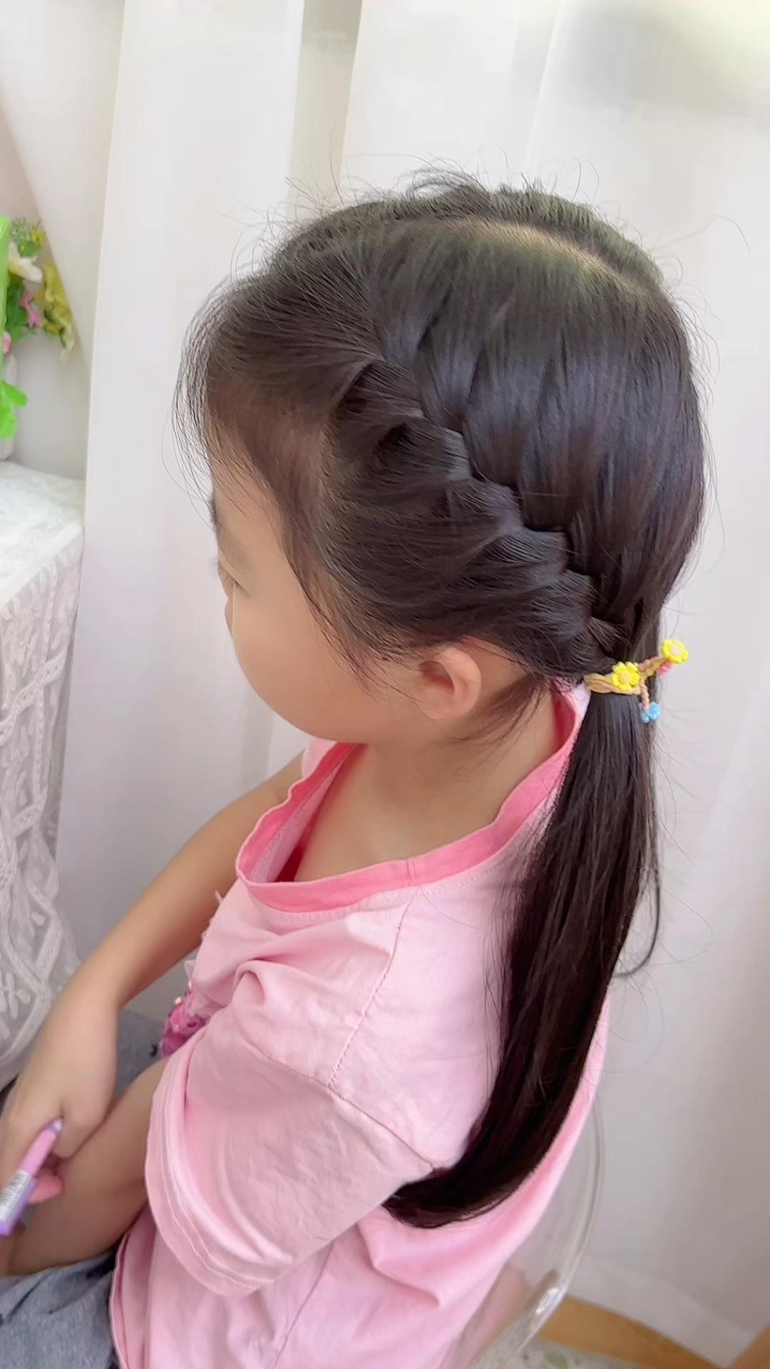 小女孩上学发型这样编,干净利落又好看