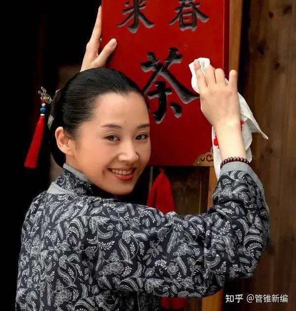 我们先看这个家庭的成员:母亲是阿庆嫂,阿庆哥呢?亦即,谁是父亲呢?