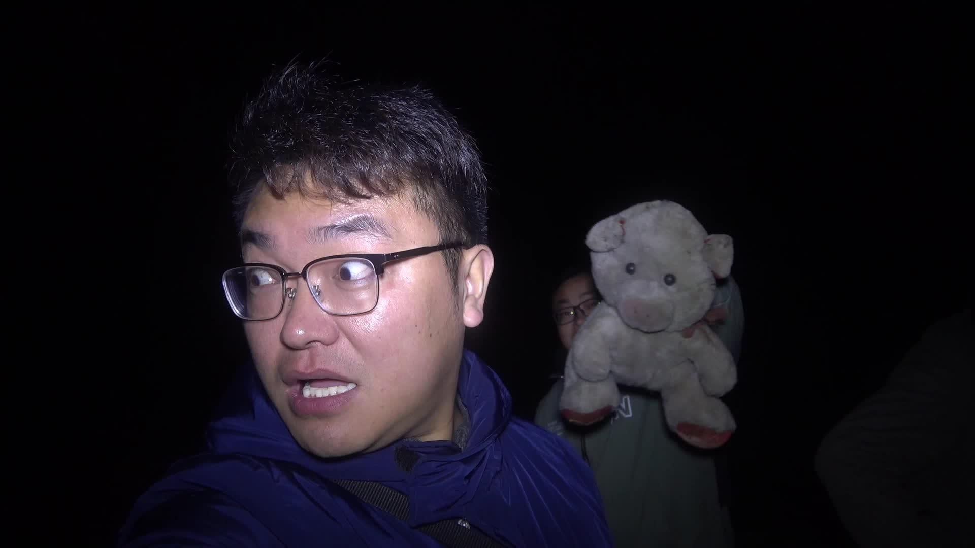 小伙在荒郊野外发现了啥没想到冬天还有这东西给小伙激动坏了