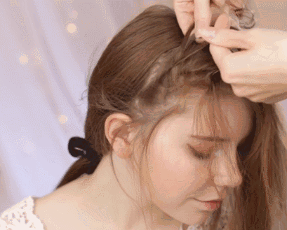 step4:为了让头发看起来有一种慵懒感,可以在编的时候把头发扯松一点