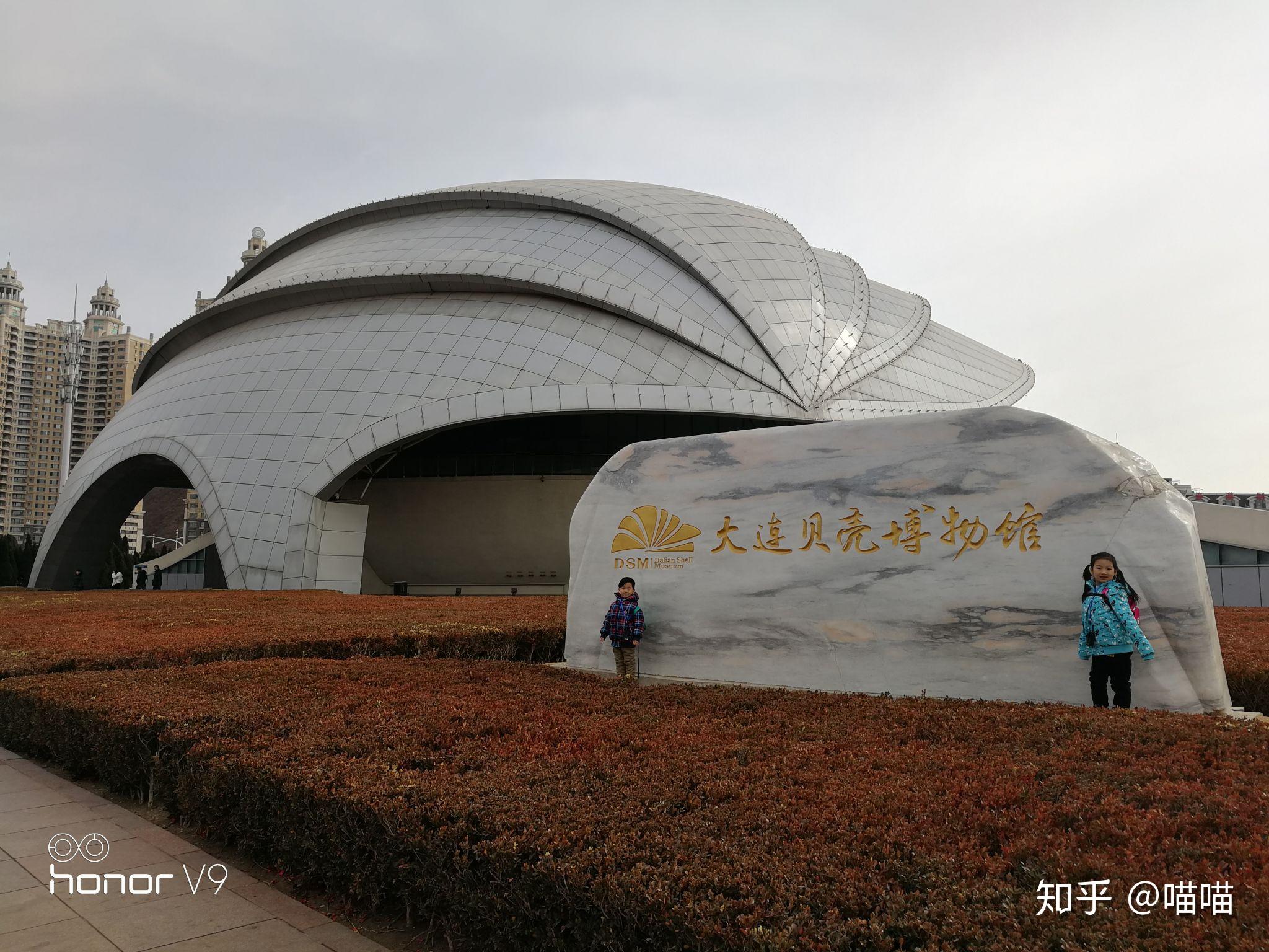 所展贝壳重的达上百公斤,有称为食人贝的砗磲;轻