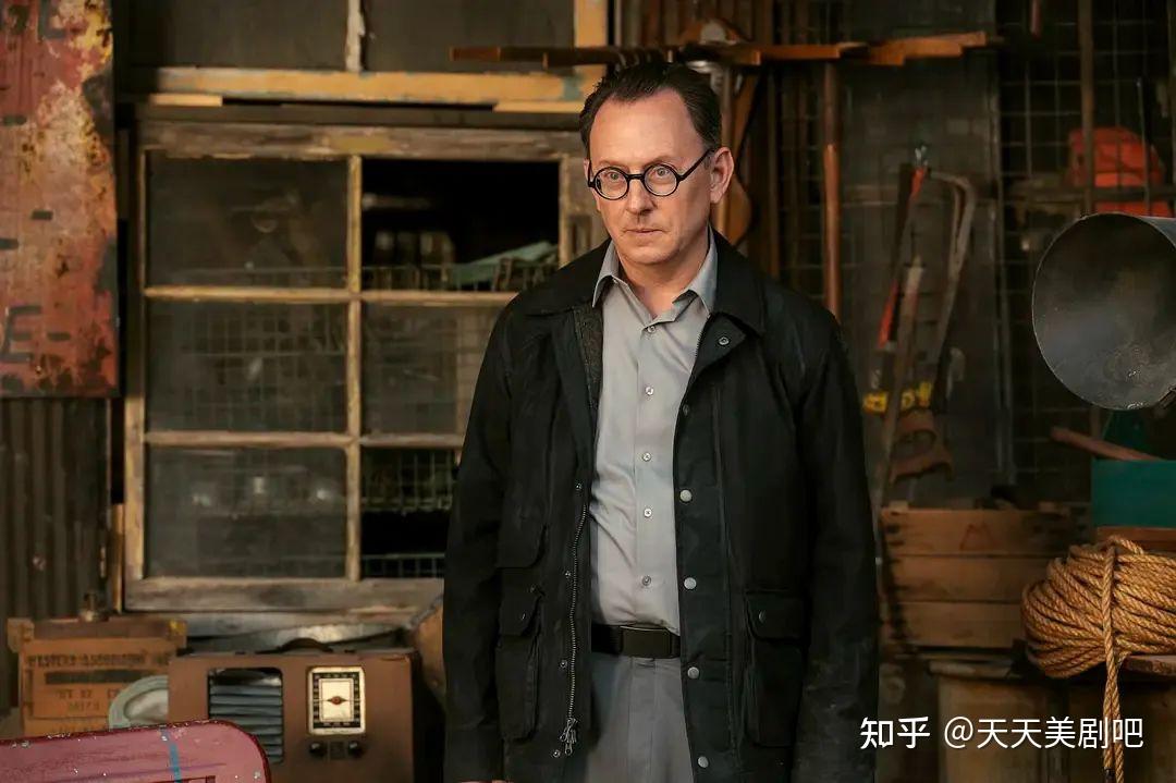 值得一提的是,《疑犯追踪》中的宅总迈克尔·爱默生也在剧中饰演一个