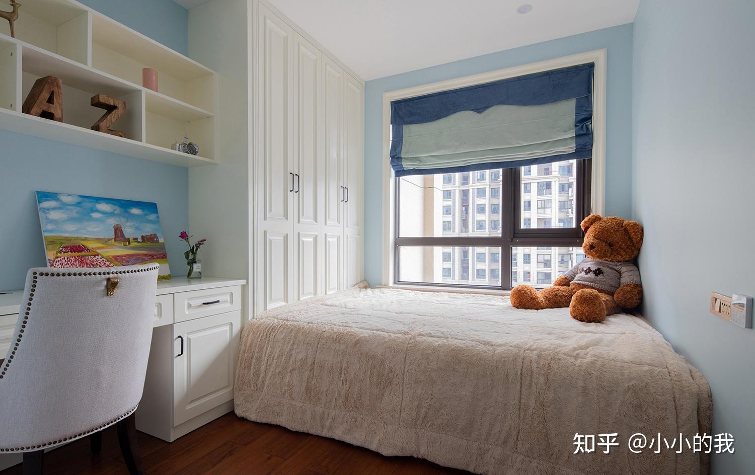 让房间有了体现生活表现的一隅,另一侧则是结合衣橱与书柜的柜墙设计