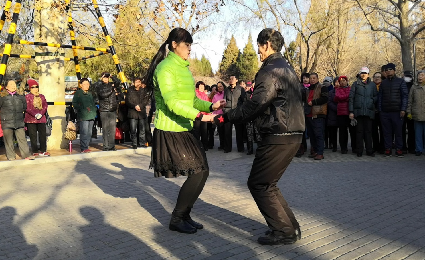 徐舞飞扬双人广场舞《情路弯弯》音乐动感,两位学员表演得太棒了 - 知乎