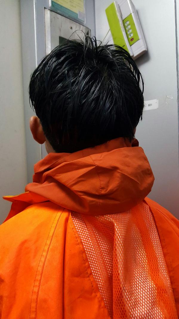 一个雨天出来送外卖的小哥 淋湿的头发 还在不停接电话,订单