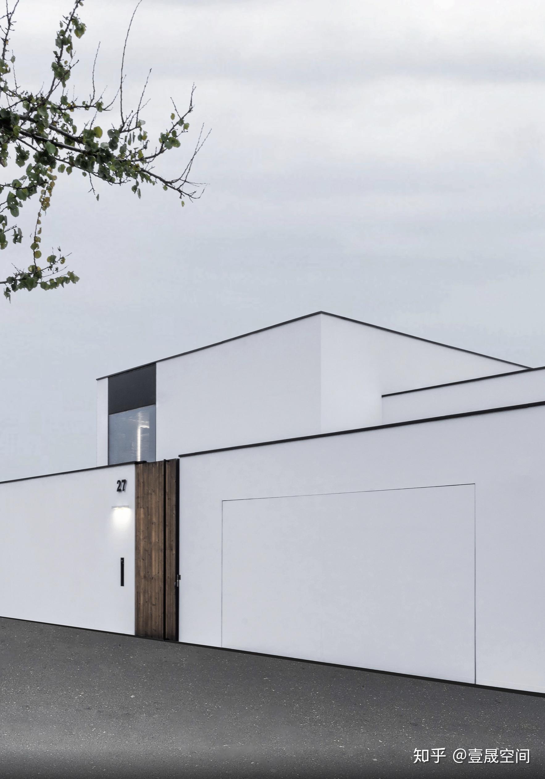 现代简约风格在建筑装饰上提倡简约,简约风格的特色是将设计的元素