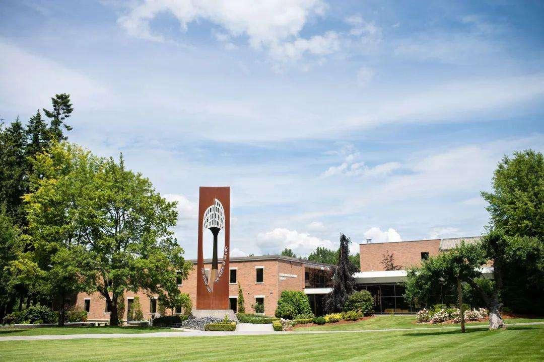 加拿大西三一大学加拿大西三一大学始于1962年,是大不列颠哥伦比亚省