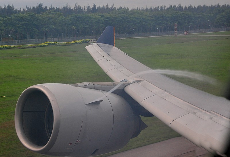 飛機機翼上流過的可見流線是什麼東西怎麼形成的