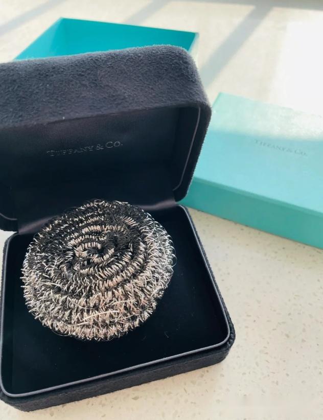 当有人辩解说,人家蒂凡尼的钢丝球可是银质的,肯定不同于我们家里的