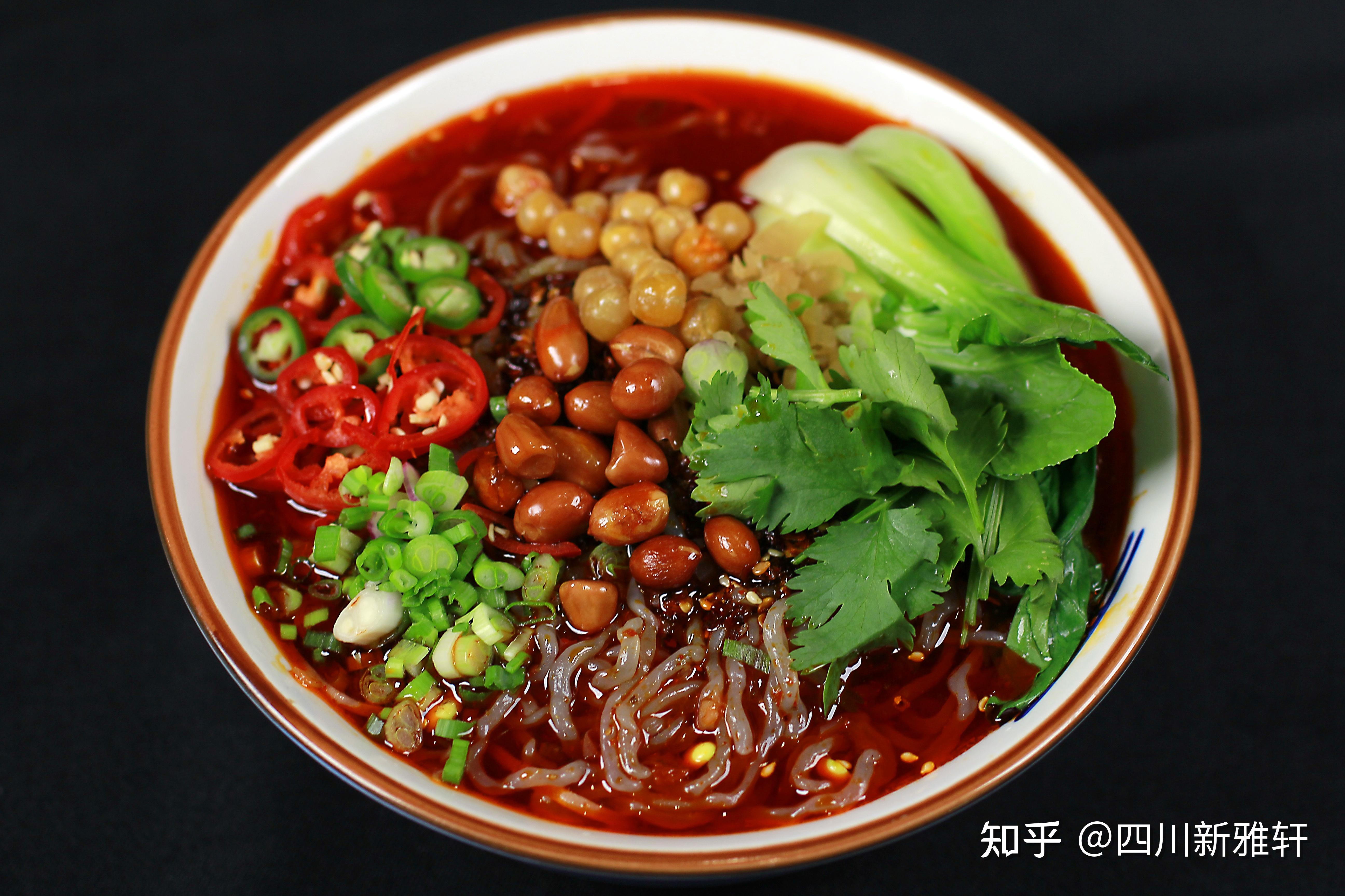 站在马路边,端着也要吃的酸辣粉!