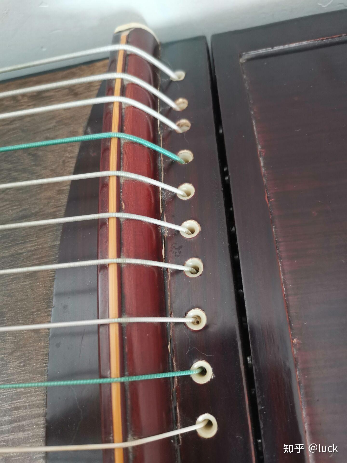 古筝前岳山出裂出一长条缝琴房很热因为现在要放寒假了古筝又不好往家