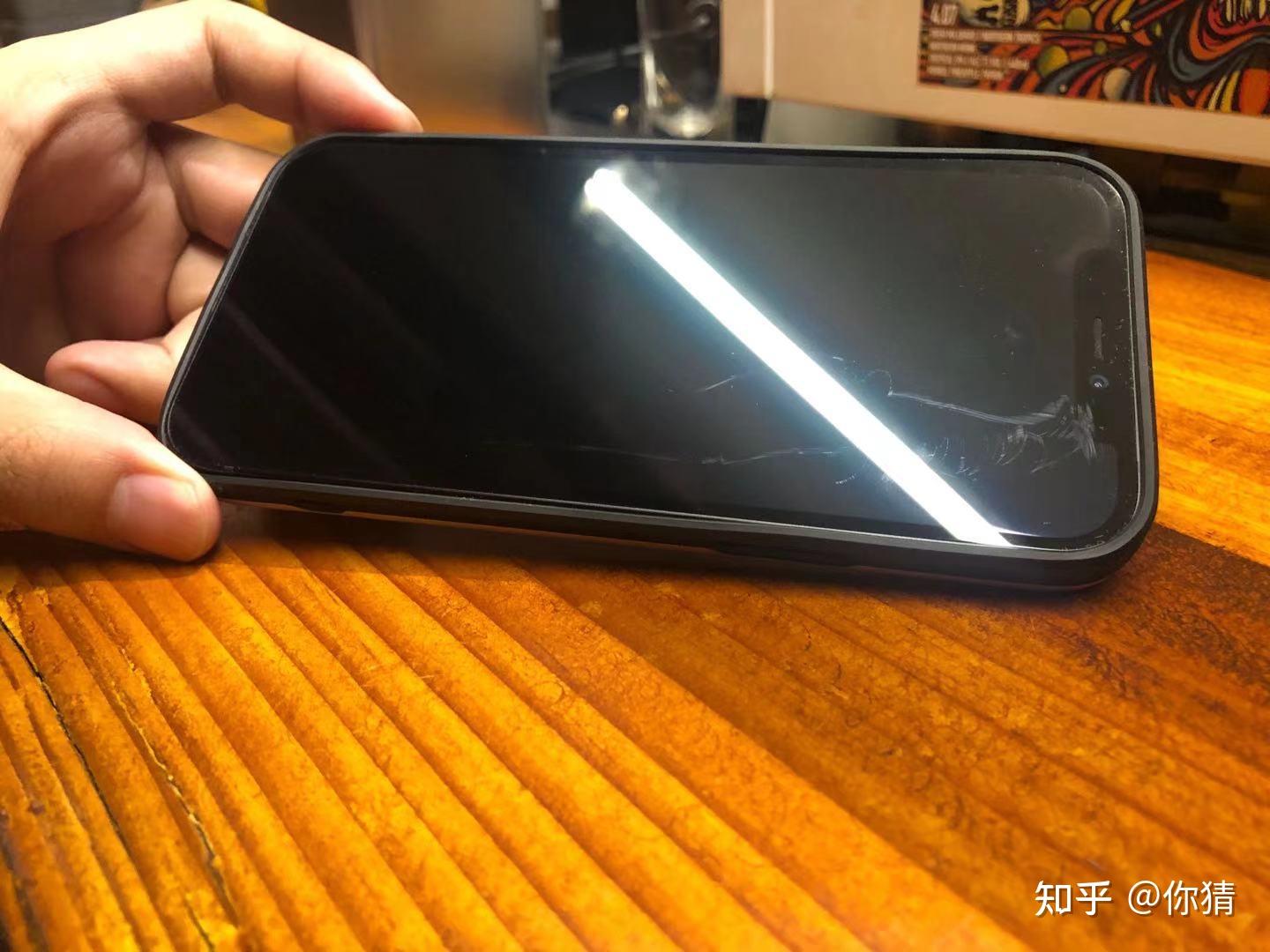 新iphone12pro屏幕出现了几道轻微刮痕感觉心都在滴血如何缓解这样