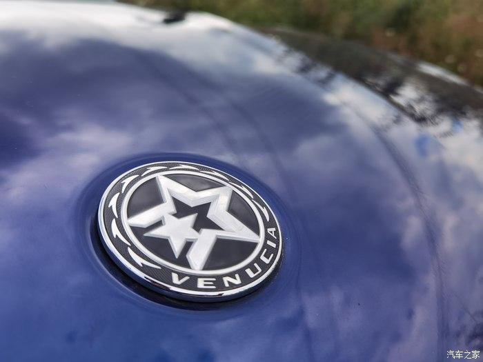 嘻嘻][嘻嘻]v字型的高位刹车灯[嘻嘻][嘻嘻]后尾部的英文车标,venucia