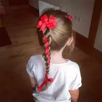 不要再为女儿扎羊角辫了 可爱软萌的小女孩发型绑扎方法大全