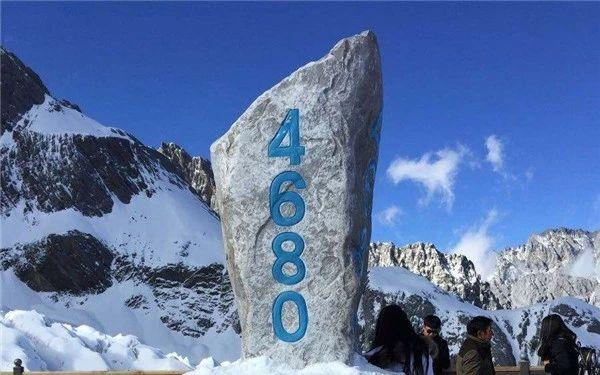 全世界离城市最近的雪山玉龙雪山