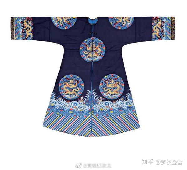 抢珠金抹额,穿一件二色金百蝶穿花大红箭袖,束着五彩丝攒花结长穗宫绦