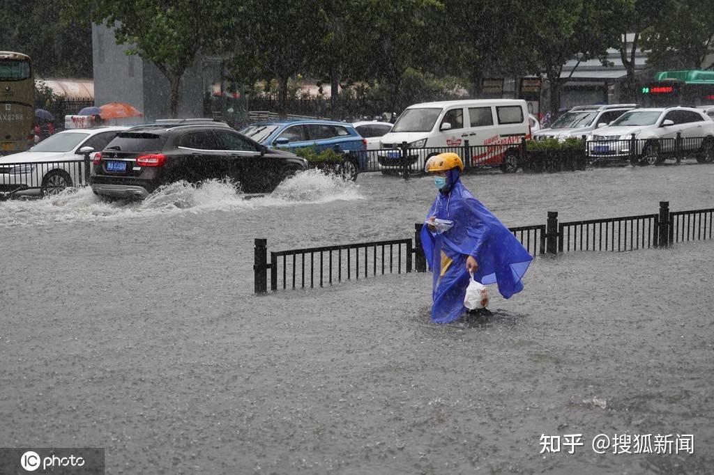 河南遭遇大暴雨,鄭州市民自發提供免費食宿救助,高校開門讓受困社會