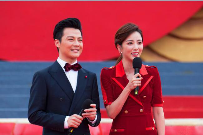 央视主持任鲁豫对老家河南一往情深二胎得子一家四口其乐融融