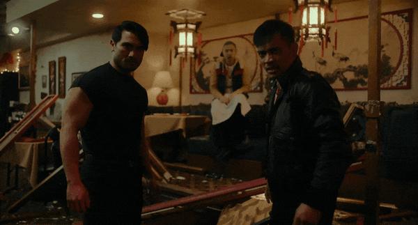 华裔新剧《内景唐人街》,讽刺拉满,狂捅白人社会肺管!
