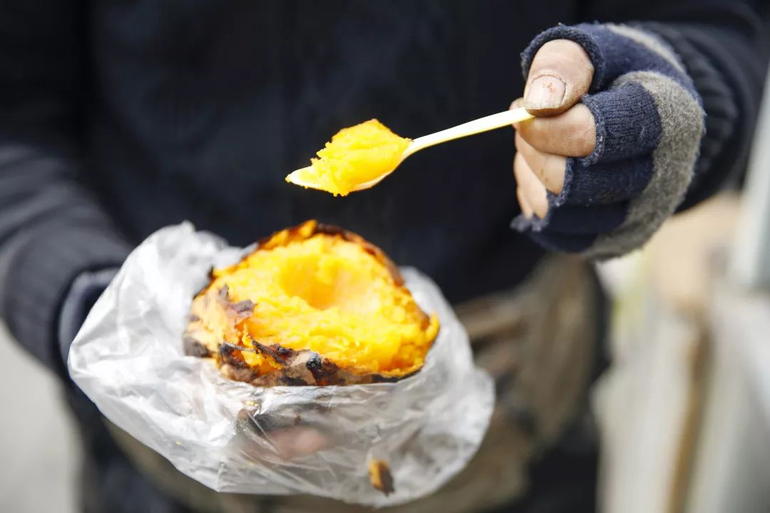 如果你喜欢,甚至还可以把它们带回家里养小盆栽……湖北人管红薯叫"苕