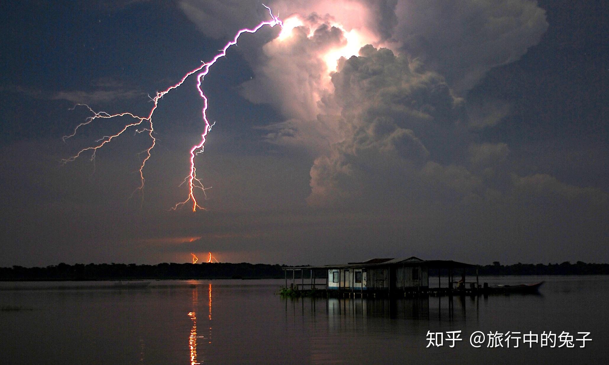 惯了,他们也已经习惯了这种生活,幸好这里只有闪电没有震耳欲聋的雷声