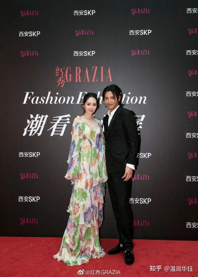 已经变成了这样——图源 | 微博@向太tiffany陈岚设计复杂的连衣裙