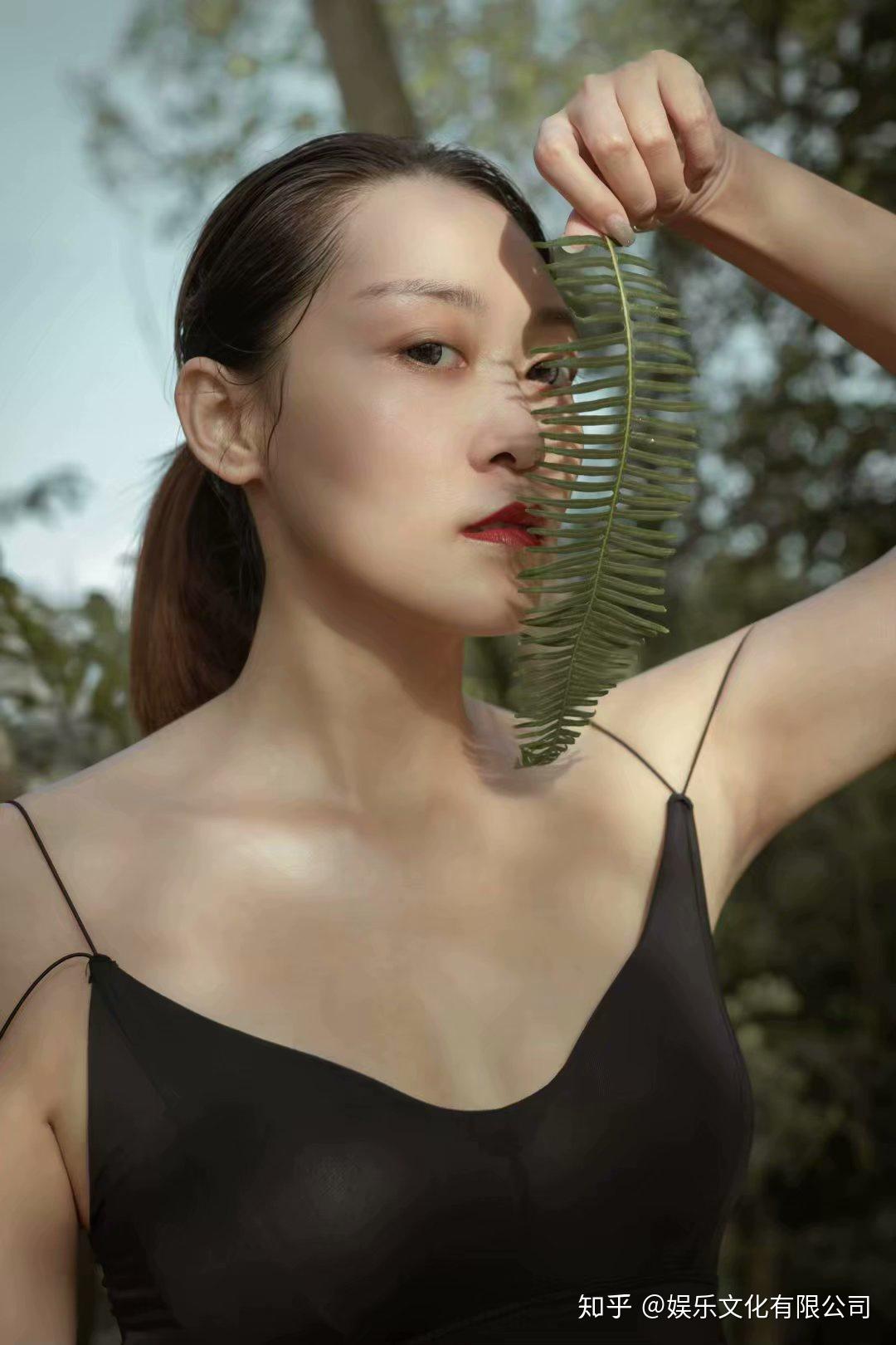 惹火模特眼睛流盼妩媚秀挺瑶鼻精致