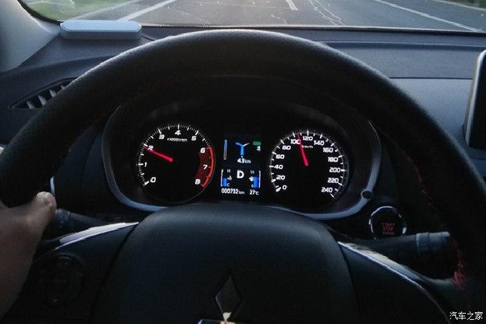 仪表盘很漂亮方向盘上面的三菱标志前排空间非常大后排空间也是可以的