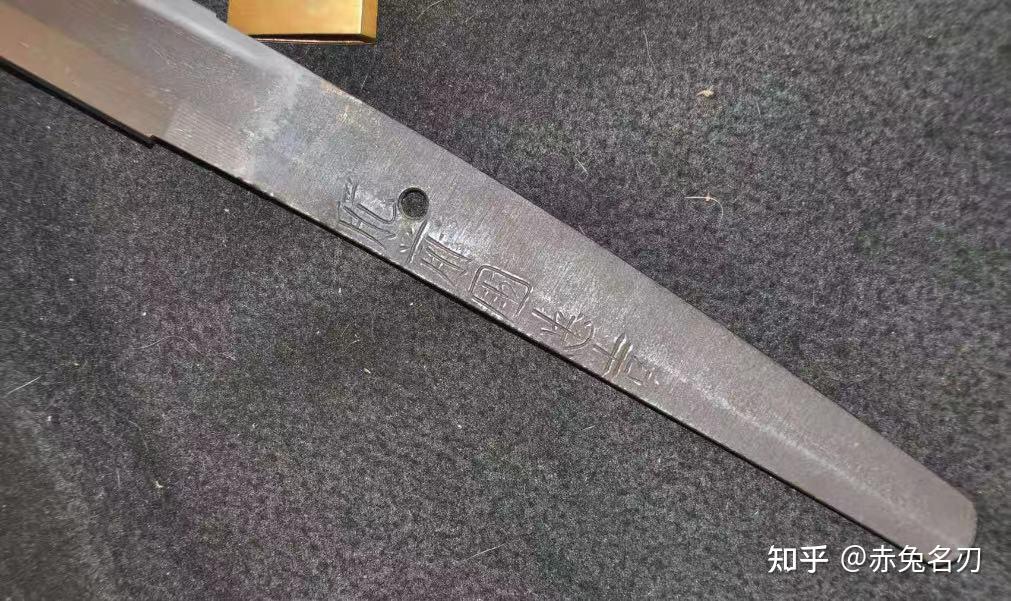 初代忠吉在锻刀切铭时偶有使用"源"姓,后一律使用"藤原".