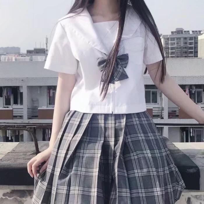 你能发一下你最喜欢的jk制服头像或者女生头像就是用手机遮挡住脸的