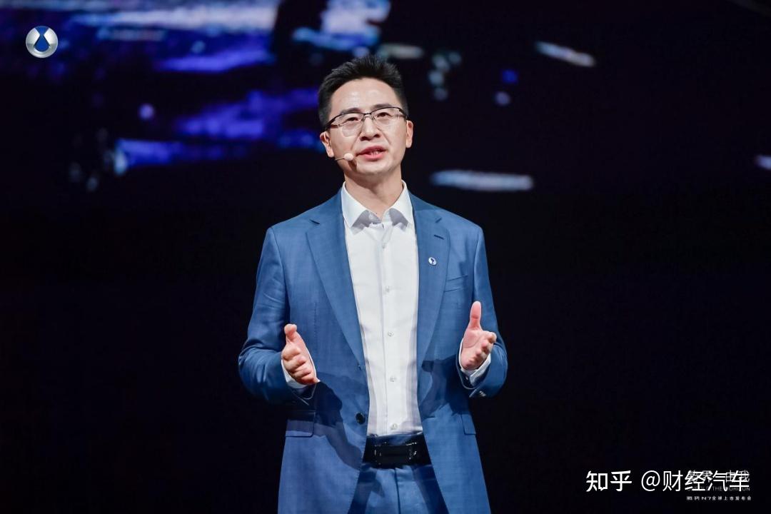 图注:比亚迪集团副总裁杨冬生赵长江向财经汽车(id:caijingqiche)