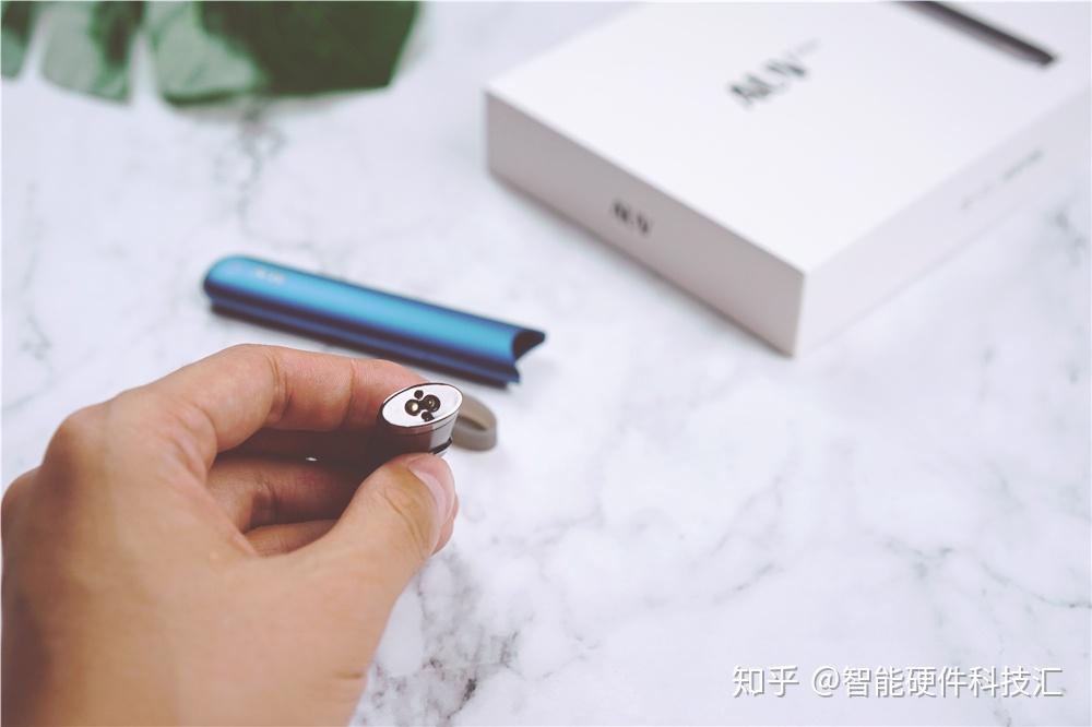 笔者入手的这款auv电子烟属于后者,一次性密封烟弹,搭配可换式烟杆