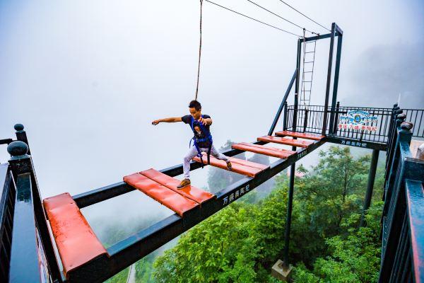 暑期国内旅游推荐重庆最火的景区梦幻奥陶纪体验世界第一天空悬廊