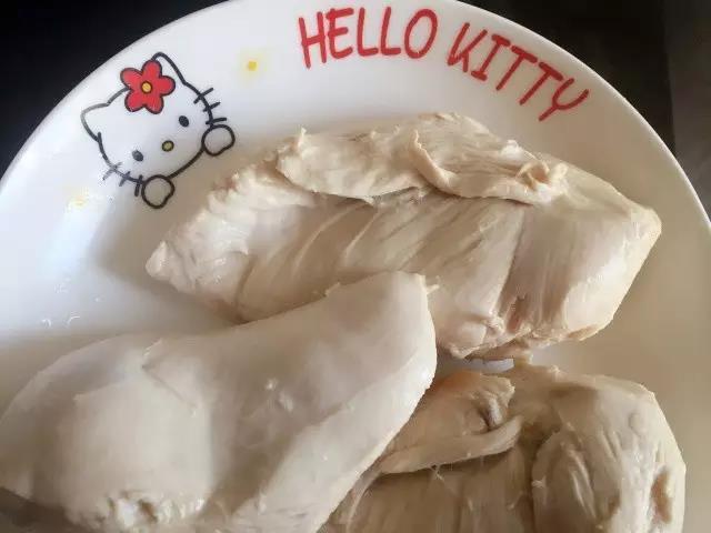 step1：烧开水，加入适量的料酒和生姜，放入鸡胸肉水煮10分钟，煮熟即可。