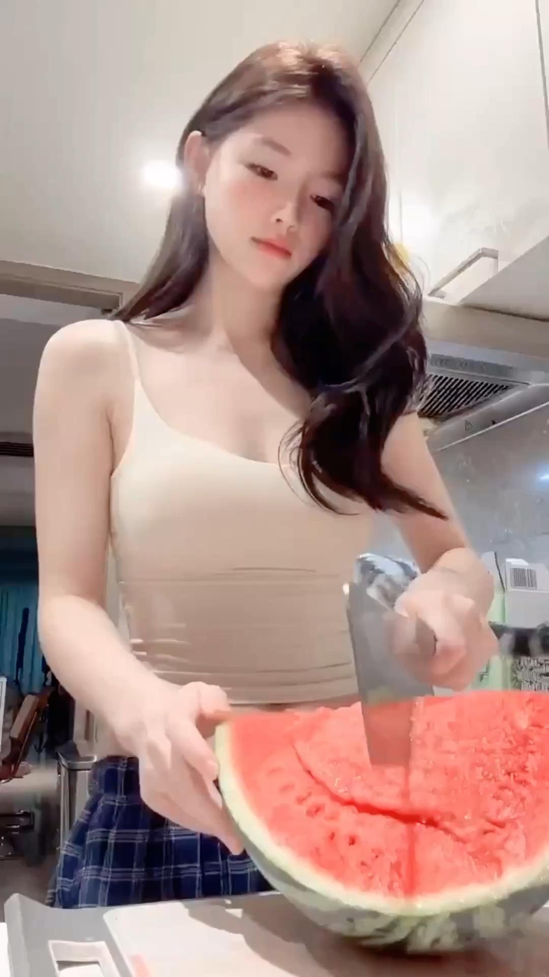 大胸女孩怎么穿衣服显得好看?