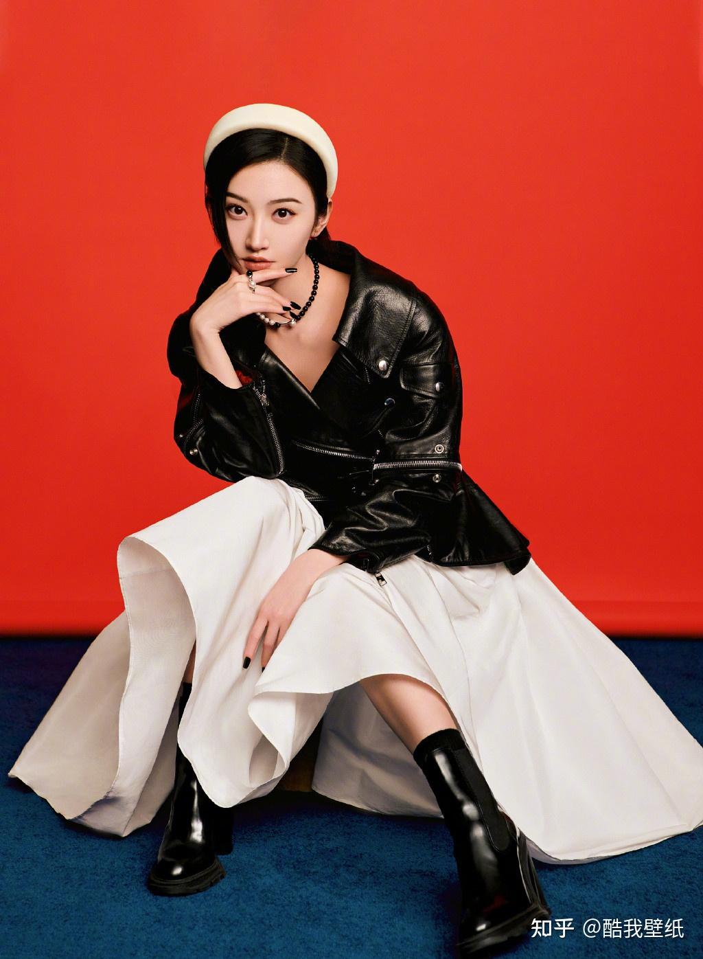 作为85后女生,出道15年时间,景甜除了拍戏,在国内各大时尚杂志封面内