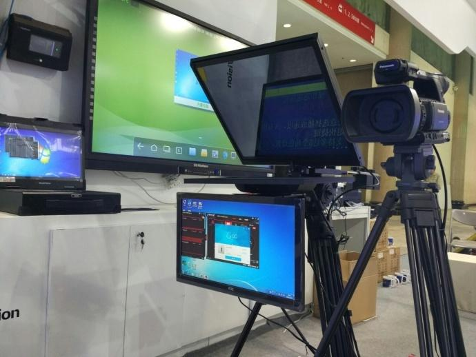 一个手机拍摄,一个庞大的提词板,将它们都先固定好支架就可以拍摄了.