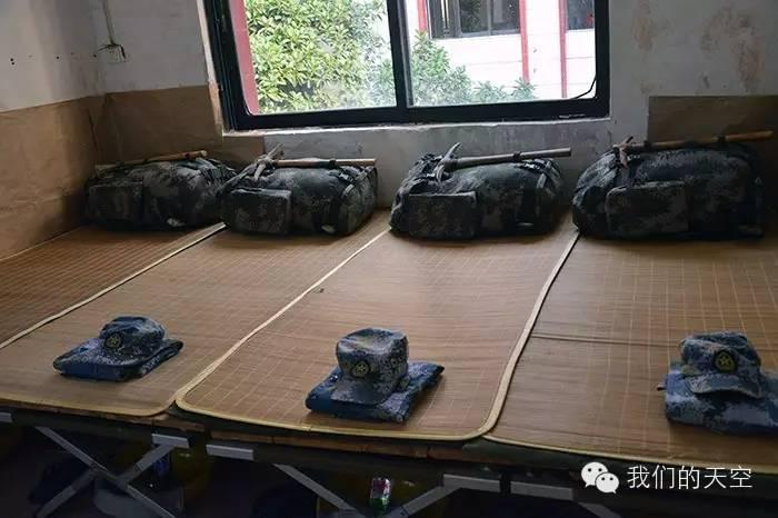 大通铺什么?竟然有萌妹子问笔者,部队里能不能睡懒觉?