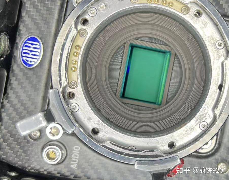 机械暗角,镜片直径小,感光器过大,或镜头套筒遮光,使均匀光线