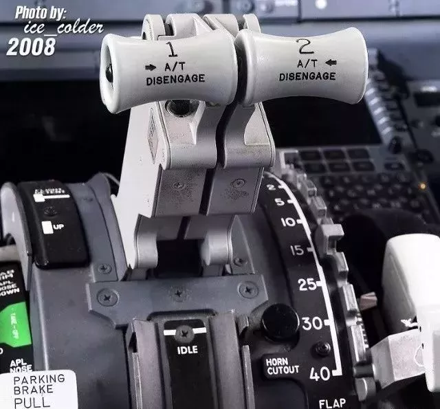 油门杆【下图】空客机型操纵杆,为侧杆操作.